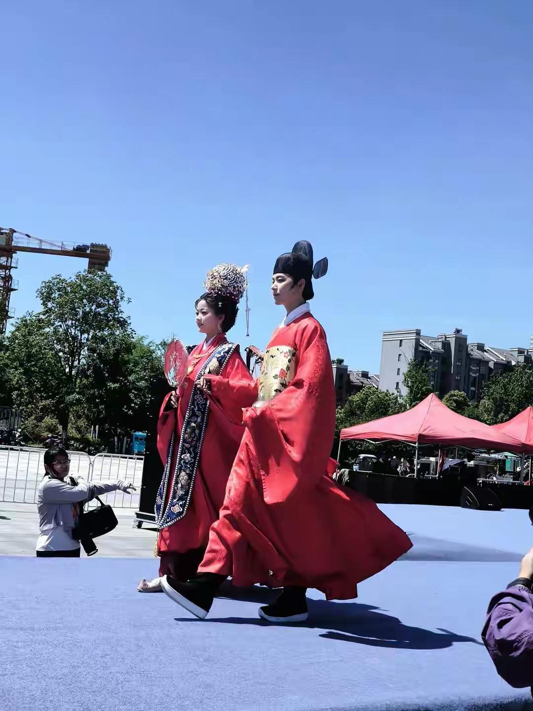 汉服：锦绣章服，一望千年的华夏衣冠

一、定义与历史渊源

汉服，全称“汉民族传