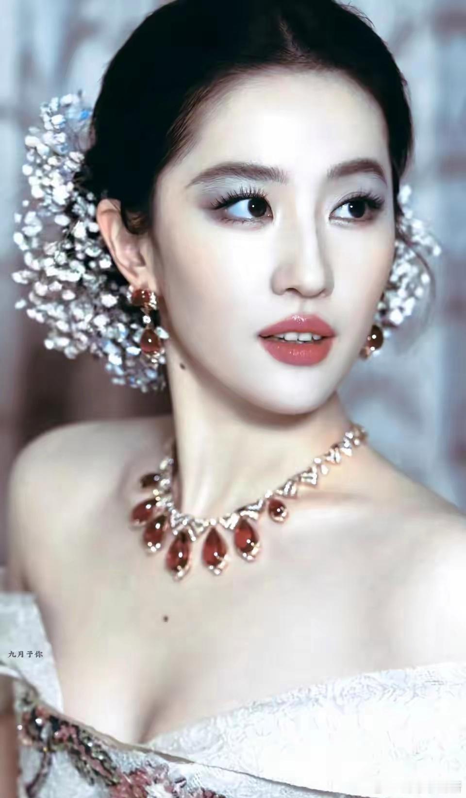 记者采访刘亦菲：“你也到了适婚的年龄，父母会催婚吗？”刘亦菲坦荡地回答：“你放心