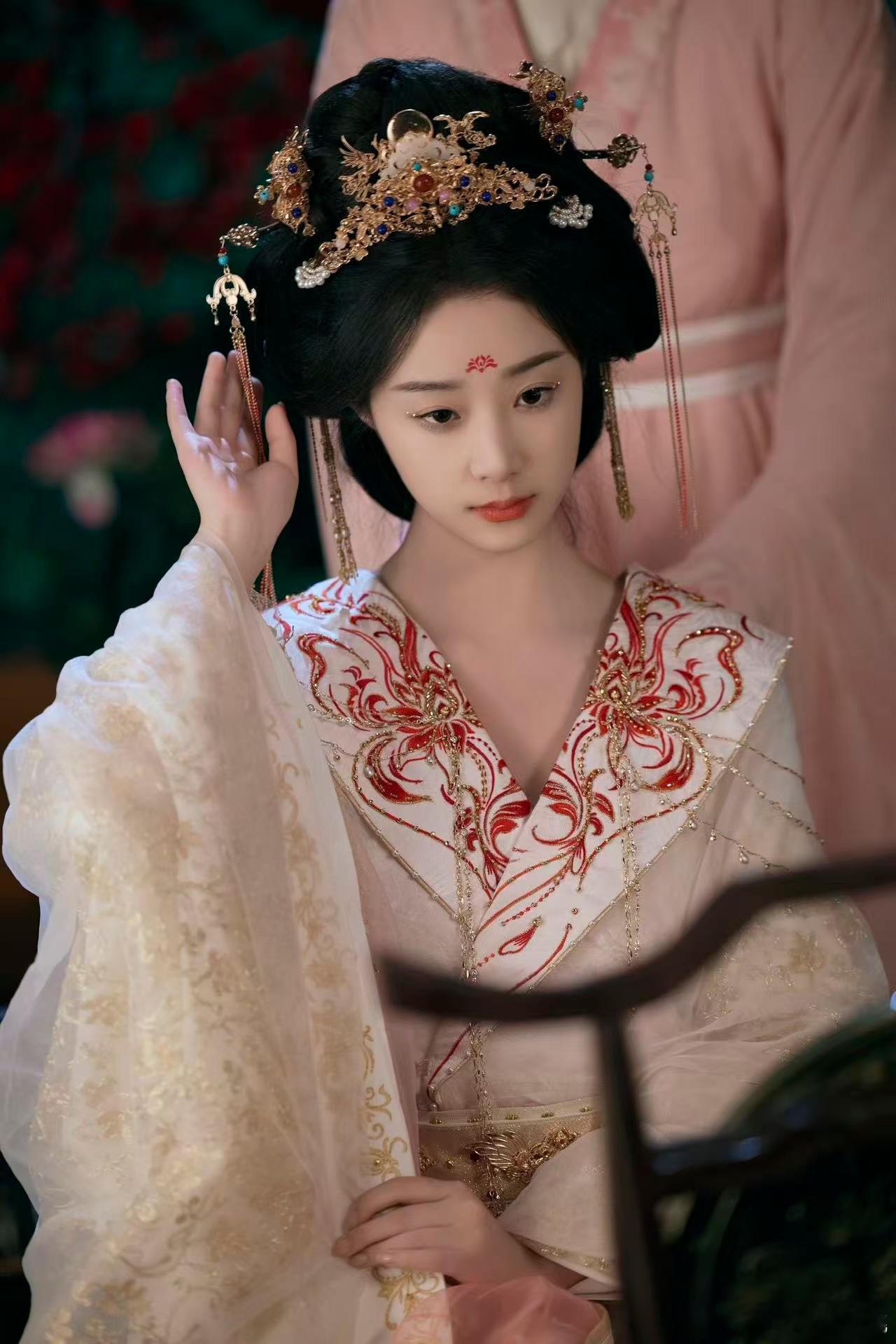 听完黄龄的歌想替女主递刀 谁懂黄龄歌声里的张力啊✨！为《枕边刃》唱的歌又媚又虐，