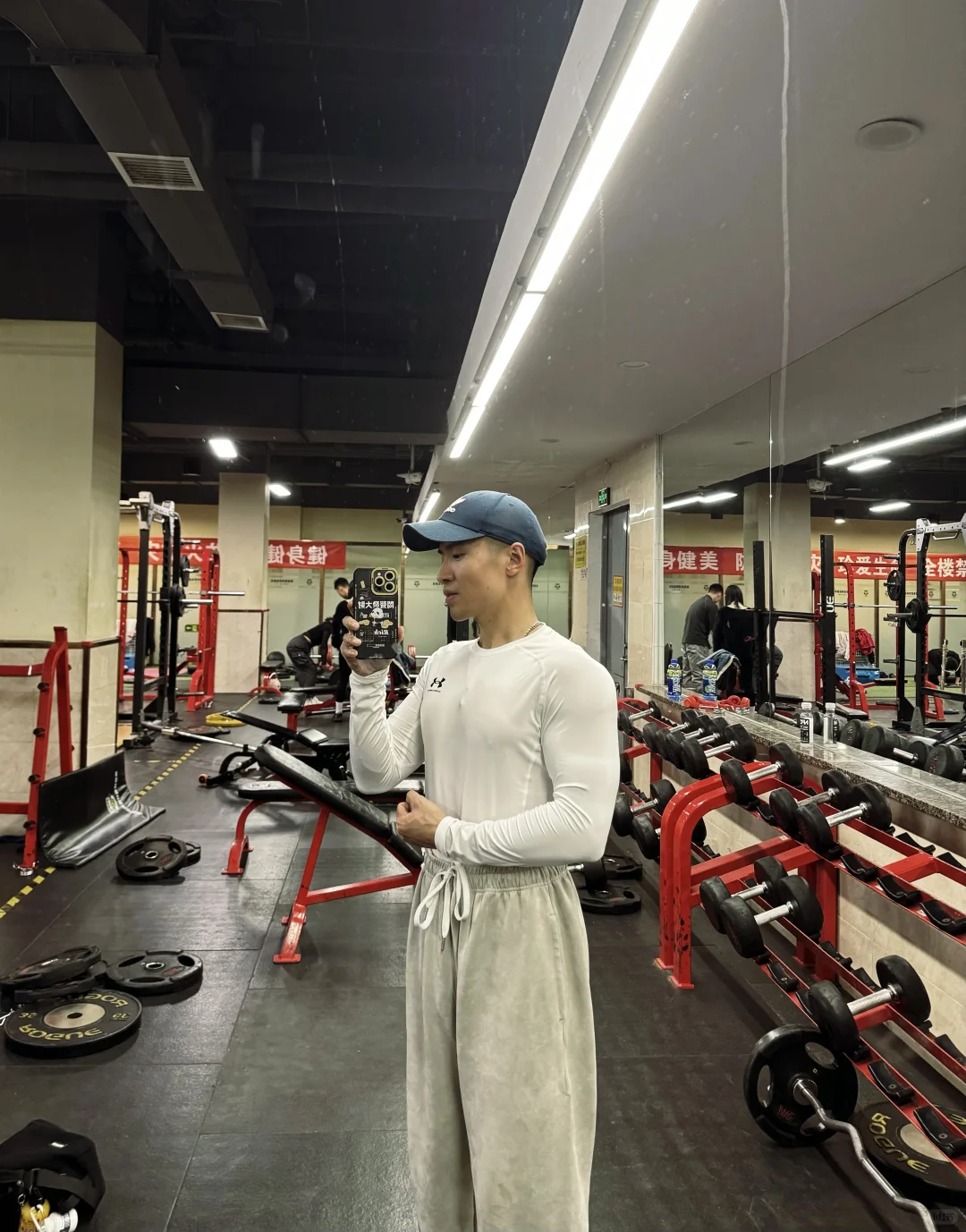 肌肉男的白色紧身衣