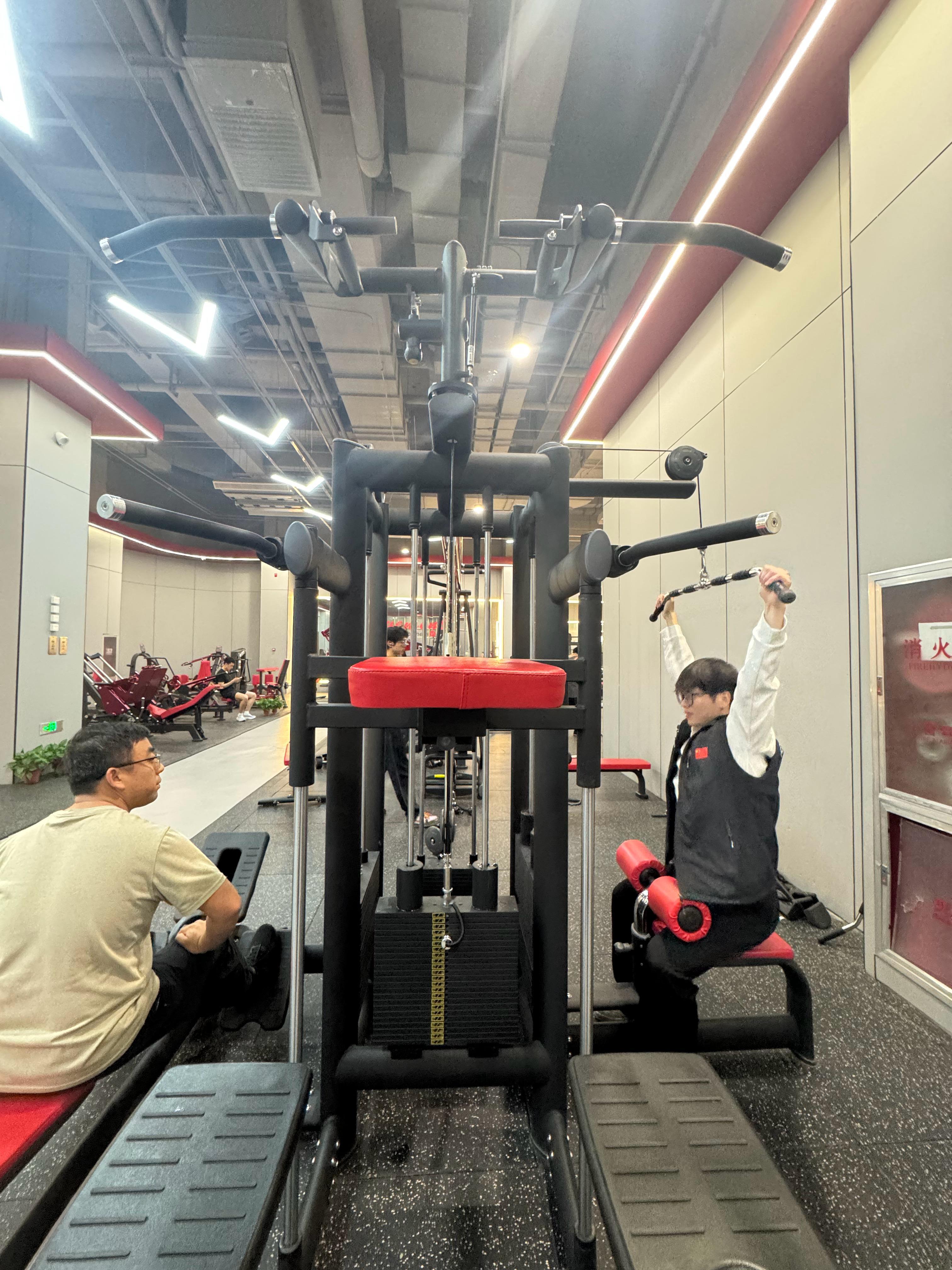 还不能拉引体，等我把这个辅助的干一段时间再试试。 