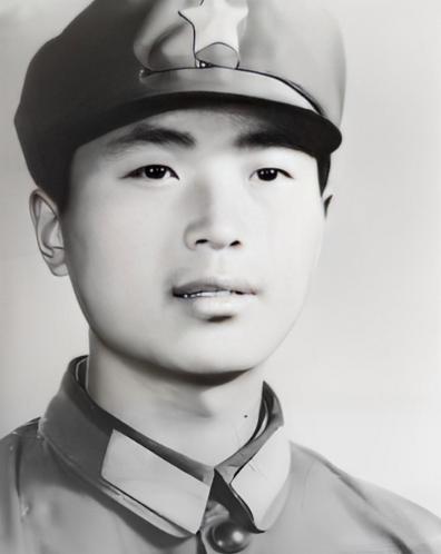 1985年，老山前线，17岁的突击队员顾克路被越军炮弹炸成“两截”。看着惨死的战