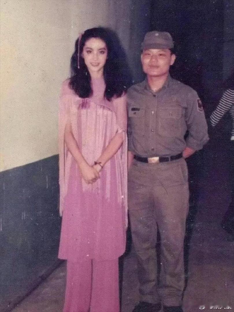 年轻时期的林青霞风华绝代，容貌宛若画中走出的仙女，惊艳动人。 