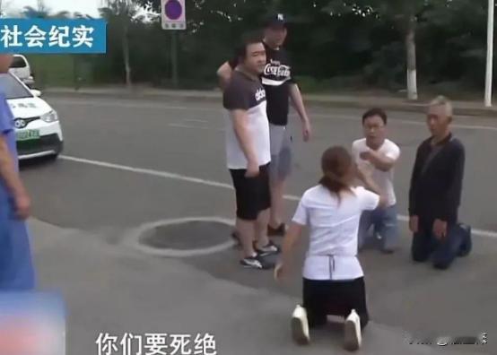 7旬老人当街哭着跪求女儿给钱救老伴，女儿拒绝：几百万拆迁款和8套房子都给了儿子，