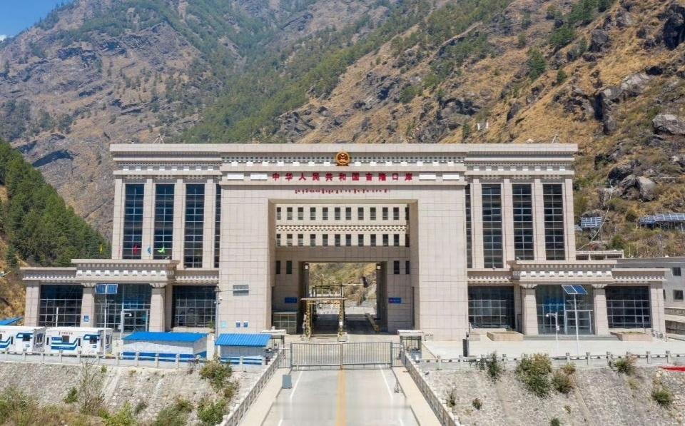 吉隆口岸大楼只剩钢筋骨架尼泊尔泥石流跨境冲击，西藏吉隆口岸联检大楼严重受损。目前