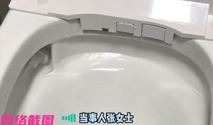 河南洛阳有女子过年回老家期间，这时却接到家里水费异常的提醒。

起初女子不以为然