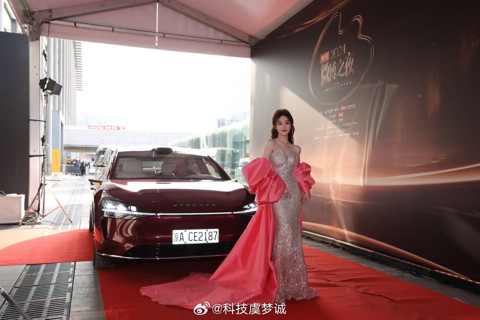 这是哪位神仙下凡来了，原来是 祝绪丹 玛丽猫 今天娇俏可人的风格和寰宇红配色的 