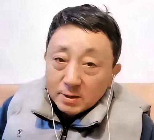 等了这么久，2️⃣天过后。六兄终于要登场了，这场会面牵动着太多人的心。
 
他曾