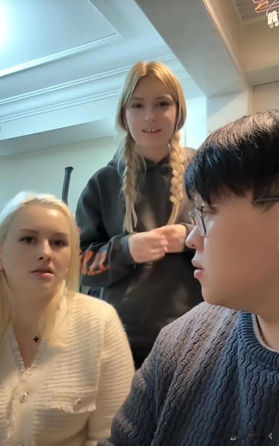 美女萨莎从西安赶来了！萨莎的弟弟沃瓦也从哈萨克帕坦来到大郎处，分别已久的姐弟俩终