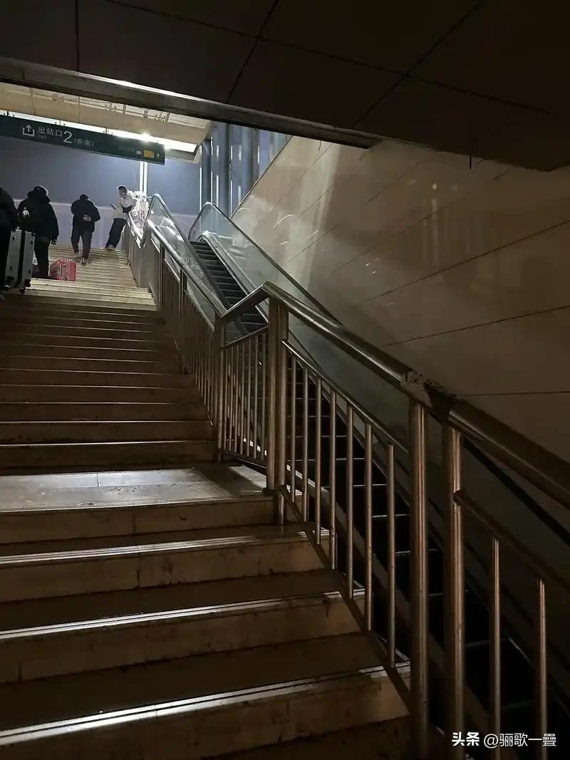郑州火车站不友好，设施太差

我昨天在郑州火车站换乘，拉着摄影小车，楼梯还全是步