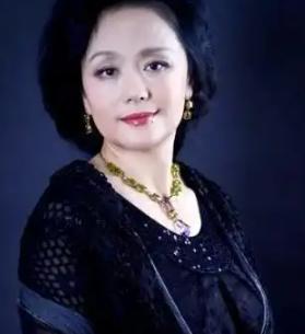 1979年，饰演潘金莲的廖学秋因为拍戏，和老公分别了六个月，她归心似箭，往家赶，