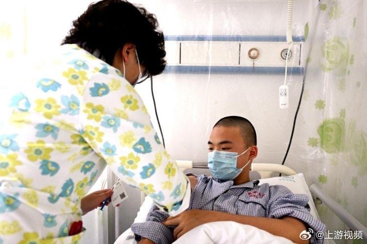 #白血病少年出院奔赴高考考场#【病房里的备考后续 | 患病考生出院赶回涪陵 将奔