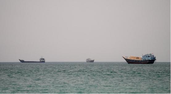 7月20日，霍尔木兹海峡附近再次传出危险消息，一艘船只在阿曼库姆扎尔西北方向约8