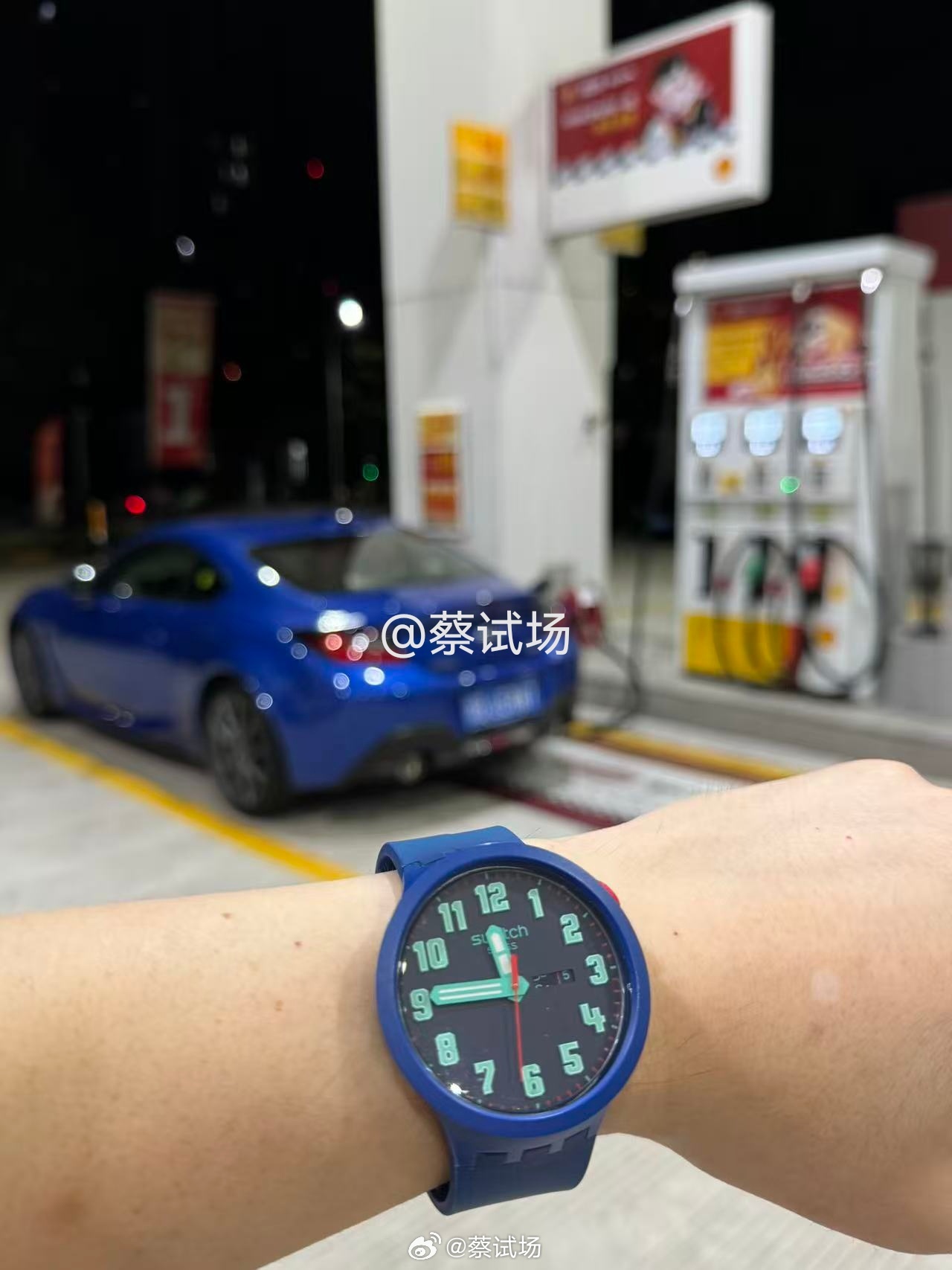 看完排位赛，赶到加油站，周六98打折还剩一刻钟。加完油，兜个风，总觉得缺了什么。