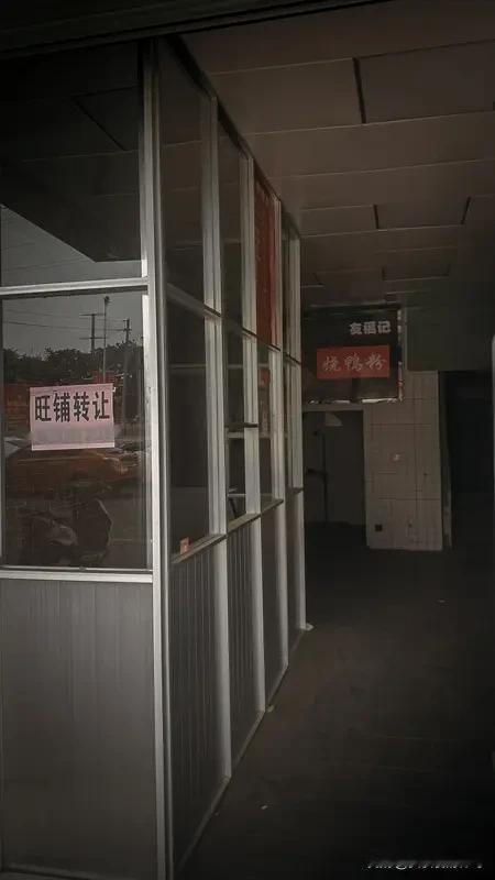 一个特别扎心的数据，整个 2025 年倒闭的餐饮商家在 330 万到 350 万