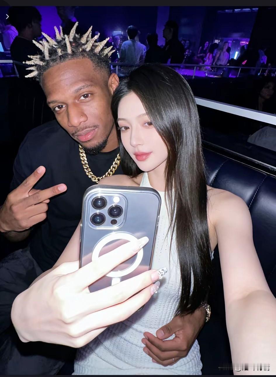 美女在夜店摊上了一位非洲小伙，两个人相见如故，聊了很久，把酒言欢过后就谈了朋友！