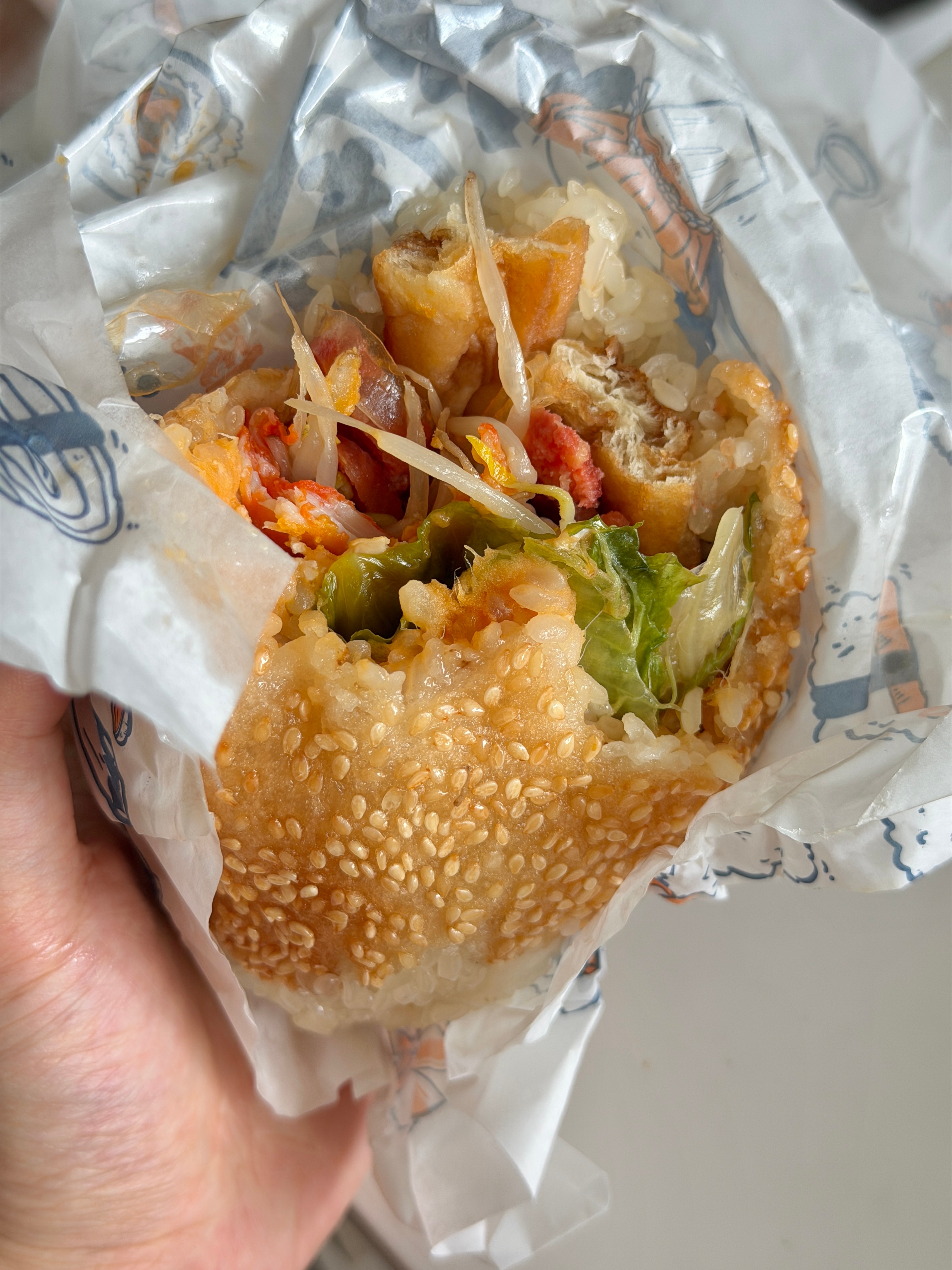 好复杂的团子 有麻球 糯米饭 油条 配菜有豆芽 腊肠 里脊肉 肉松 生菜 