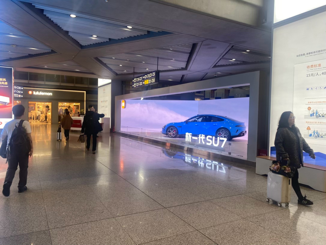 机场出发看见了小米，和以往摆在出发或者到达区不同，这直接摆在安检后面的购物区，选