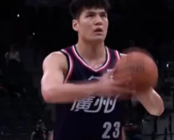 广州龙狮季前赛北美行，首站88-119不敌马刺，虽然CBA跟NBA差距明显，但广