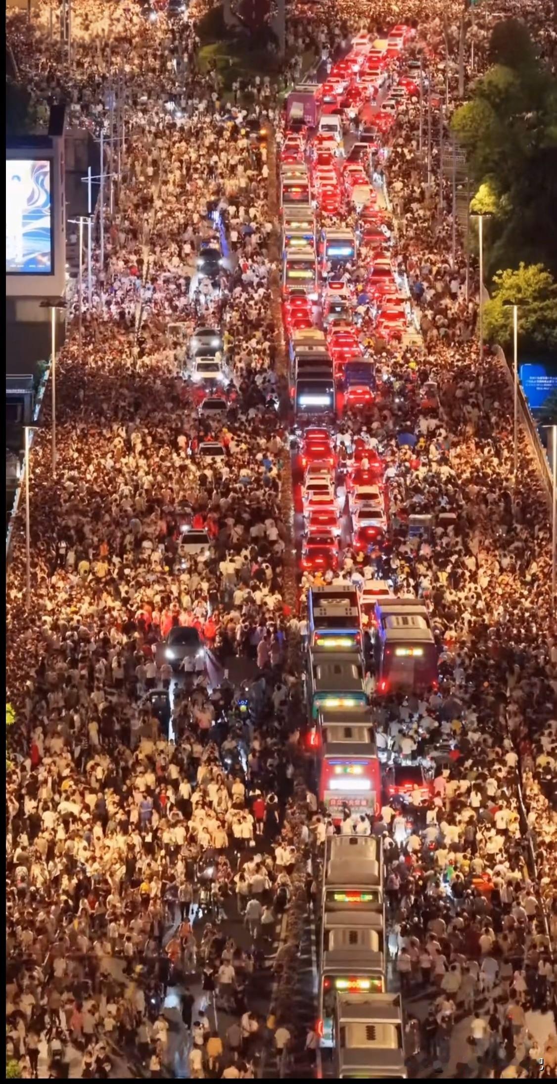 这是2026年6月19日晚间苏州端午节举办姑苏相门金龙🐲巡游活动现场的人流实况