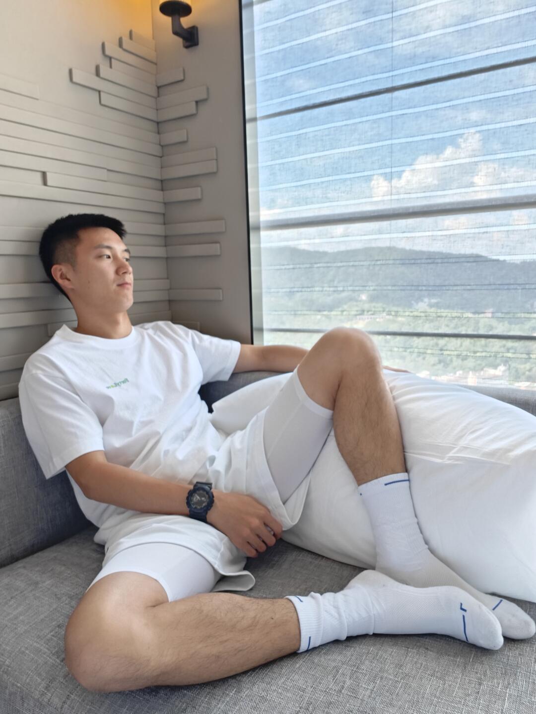 被他要求睡沙发 好生气