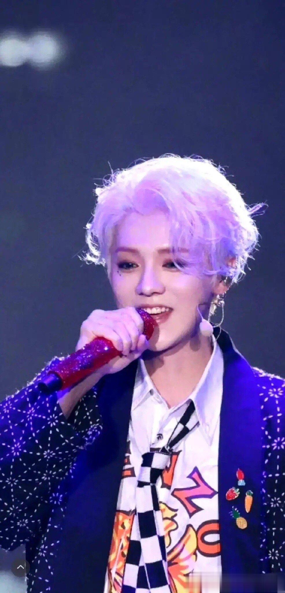 #鹿晗让粉丝在微博上征婚#鹿晗，太不容易了！7月8日，鹿晗登上热搜，不过这次不是