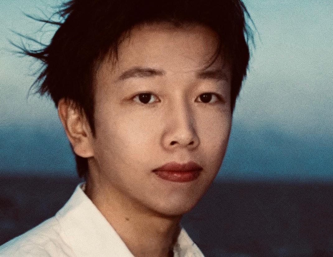 谁啊这么帅？！！！原来是我自己的照骗啊[捂嘴哭] ​​​