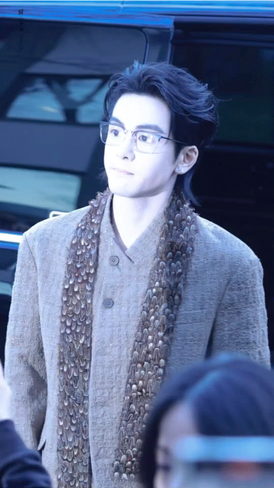 曾舜晞扛住了G社镜头一身老钱风穿搭穿出了不一样的感觉