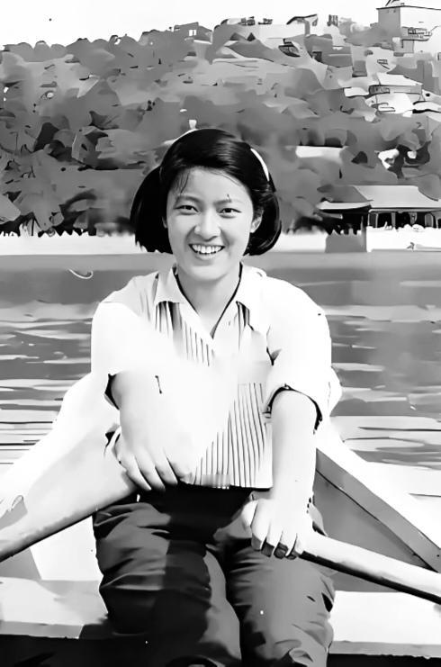 上世纪五十年代，章士钊养女章含之为了划清界限，一纸材料把亲哥章可给卖了。

章可