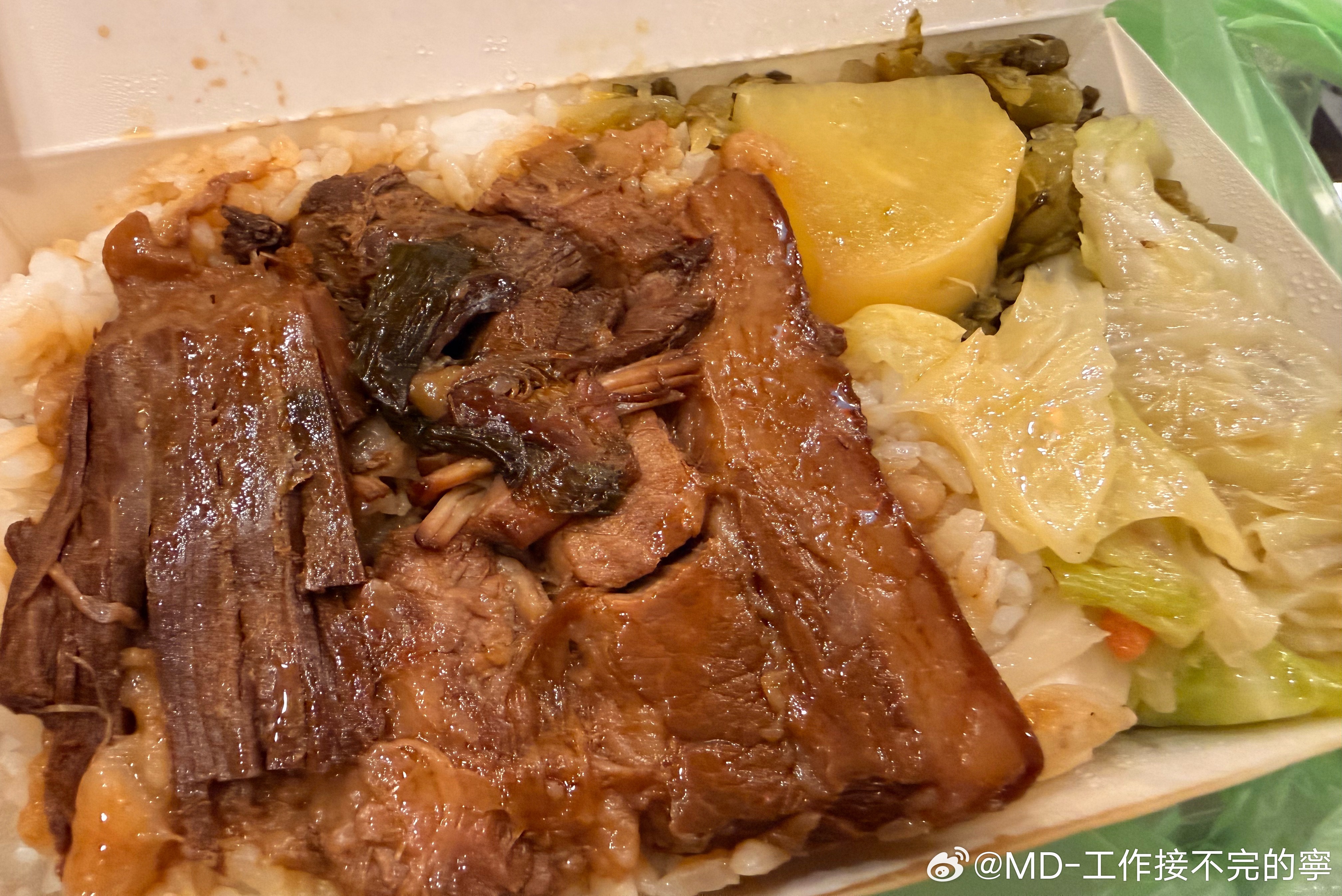 中餐晚餐一起吃[太開心]特好吃的焢肉饭[哈哈]流口水中 ​​​