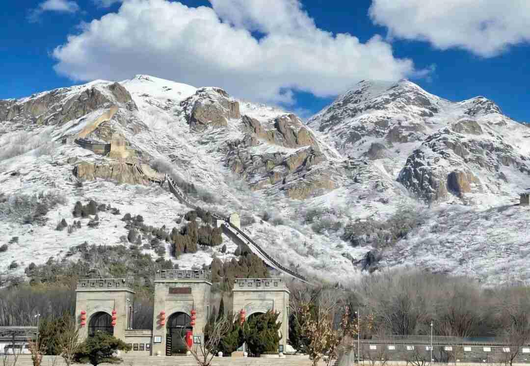 我的今日状态：😁轻松愉快
我这里的天气：☀️晴天
山海关角山长城雨后雪景！