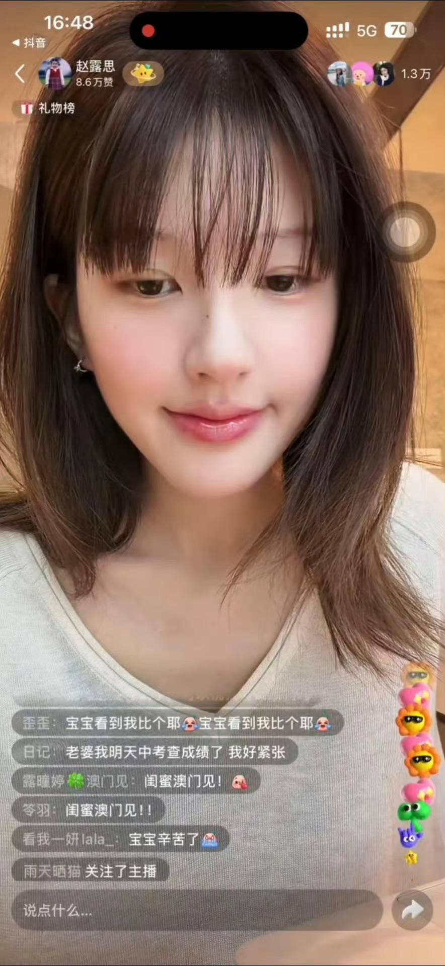 赵露思直播回应进组:如果剧本不出问题的话，八九月肯定就进组了。 
上一次进组还是