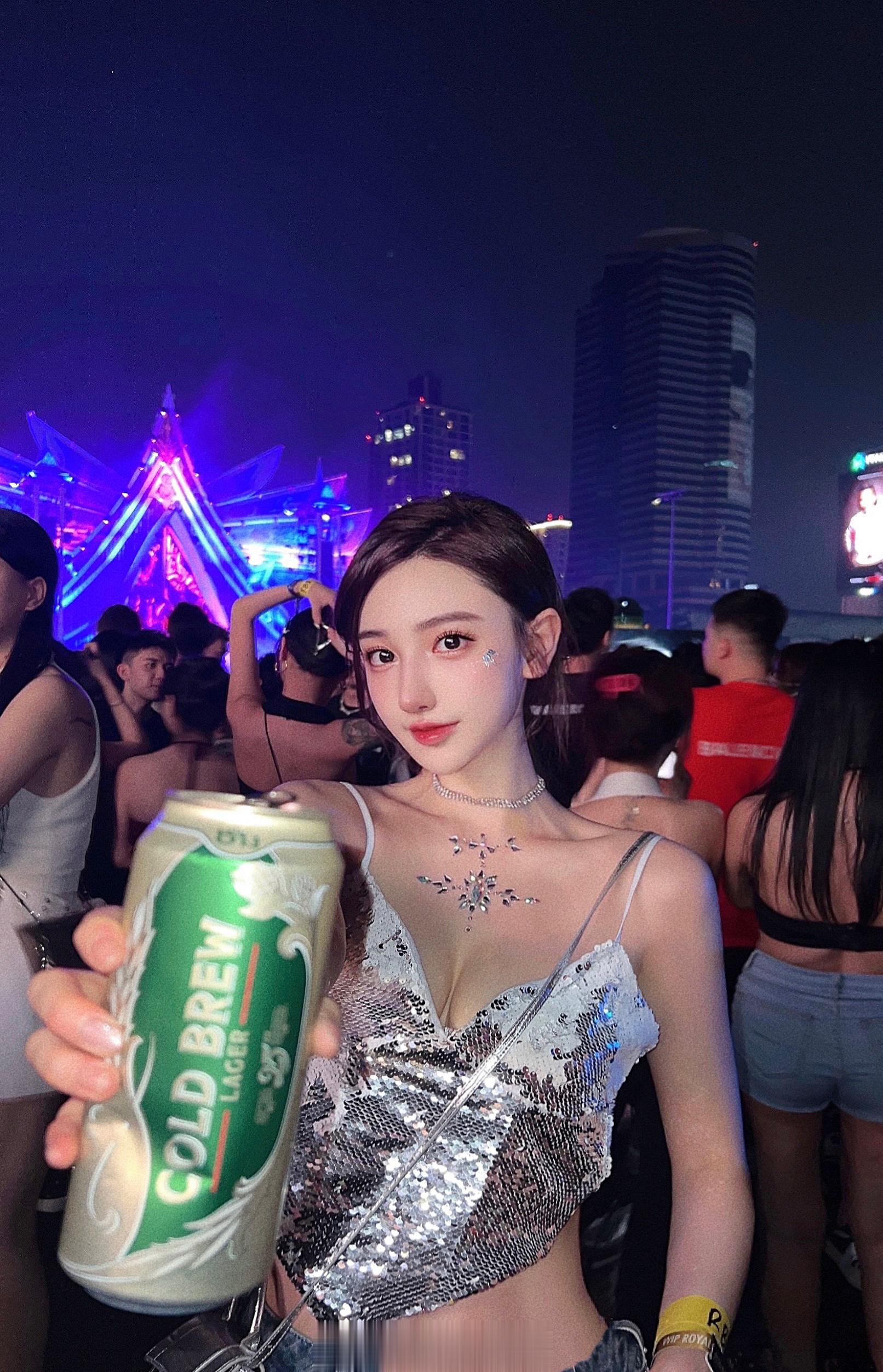 🇹🇭泰国泼水节太好玩啦  ssk音乐节听到👂Hardwell，超级开心～ 