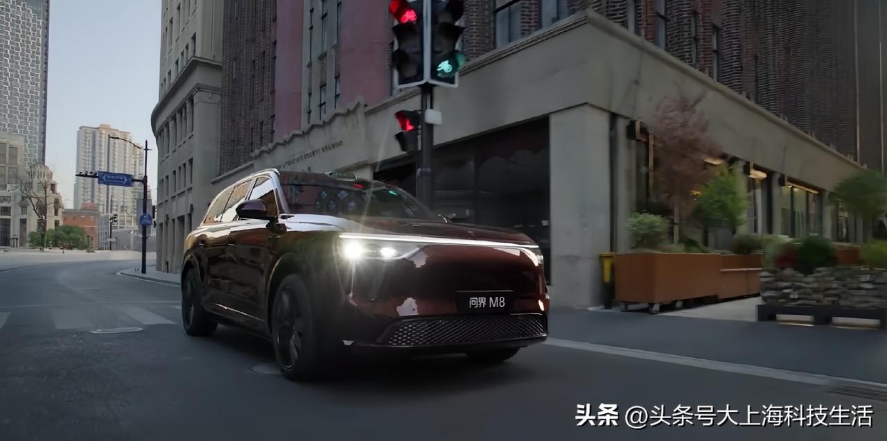 现在出去吃饭，常碰到窄胡同，错车掉头特别费劲。问界M8焕新后凭借896线双光路图