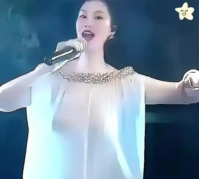 她穿透明薄纱上场，却让上海时装周连夜新增一个奖项。
 
你没看错。孙千那条激光切