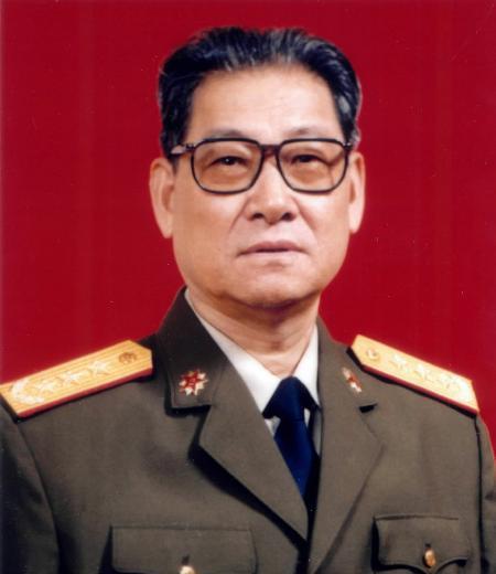 上将在苏军纪念碑前，拒不鞠躬。这是为何？这位上将叫李九龙，出身燕赵大地，身材高大