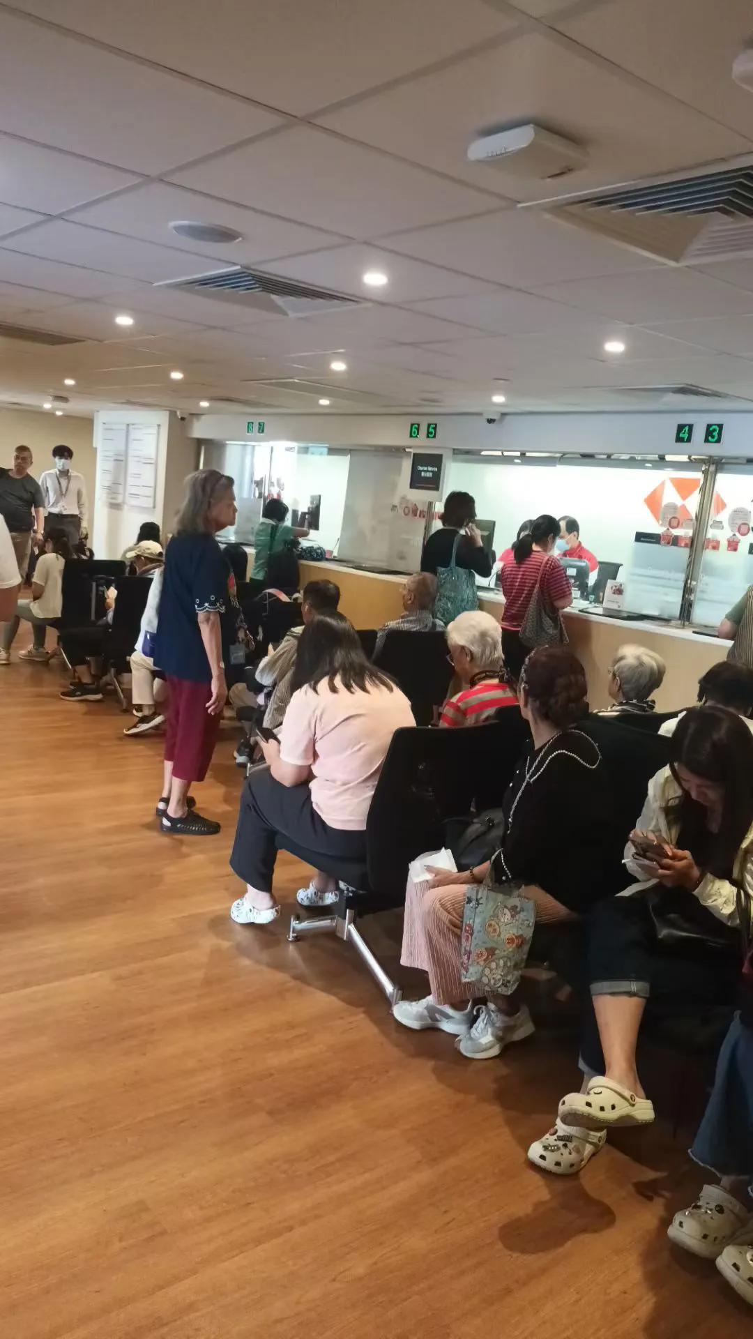 银行人手柜位排队等候，可见不是人人都会或愿意使用机器自动操作，社會老年人日渐增多