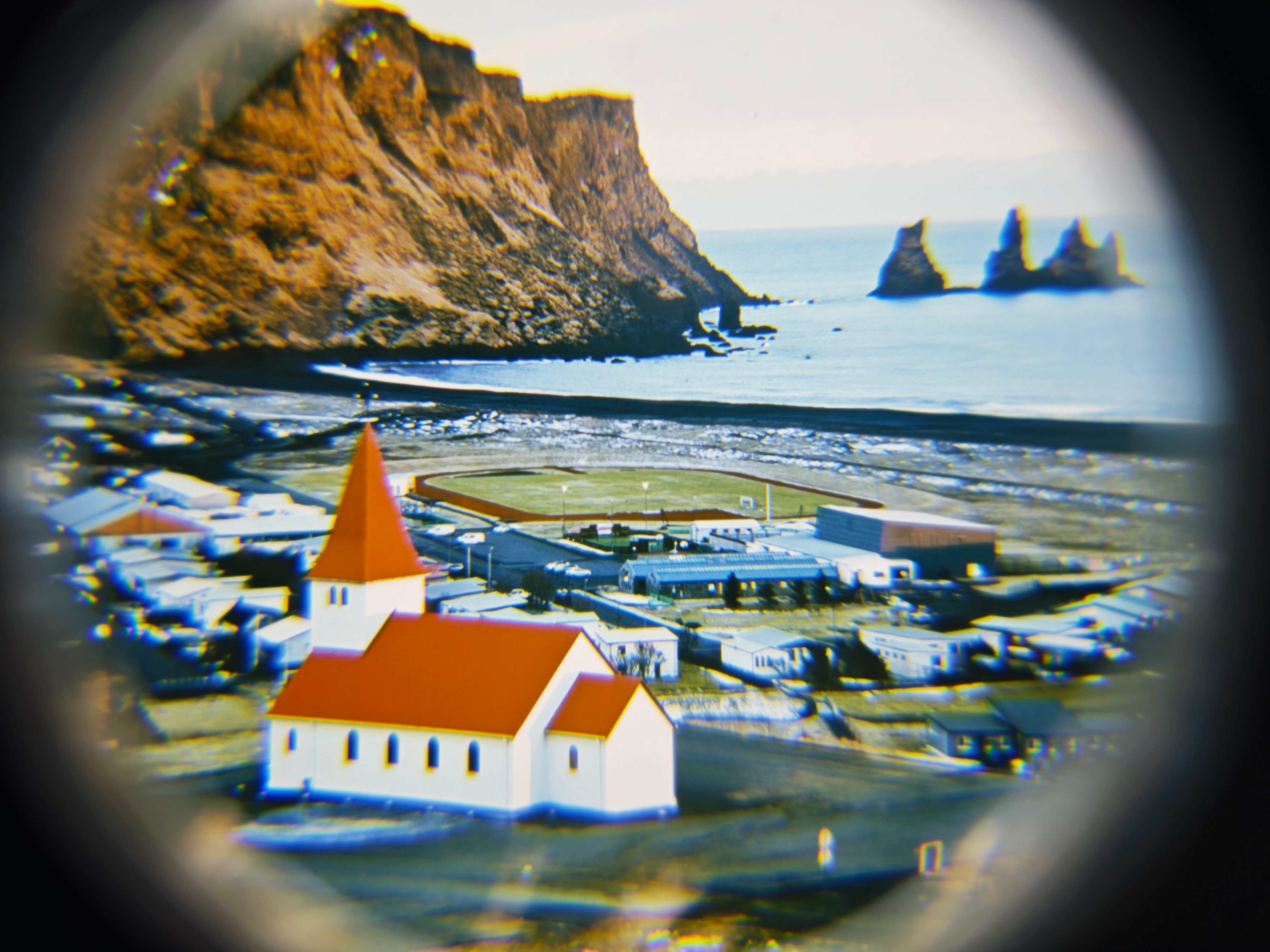 收到了OPPO发布会的邀请函，里面是胶片、放大镜和灯板。这次OPPO Find 