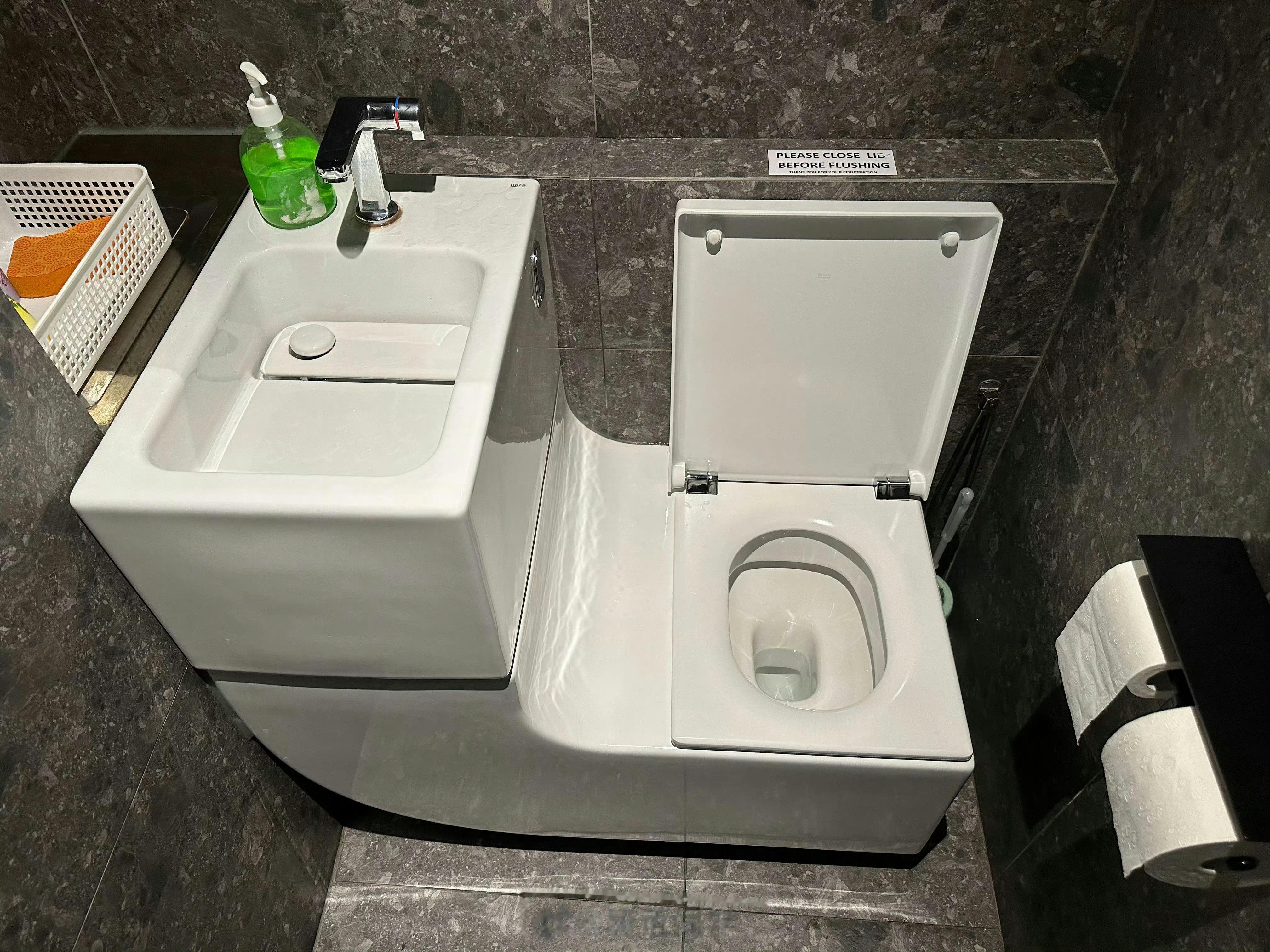 #被韩国这个厕所装置震撼到#被香港这个厕所马桶震撼到，那抽水马桶，为了节省空间和