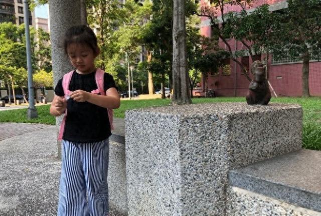 汪小菲女儿回京过暑假，12岁身高直逼张兰，网友：这孩子真挺不容易的 