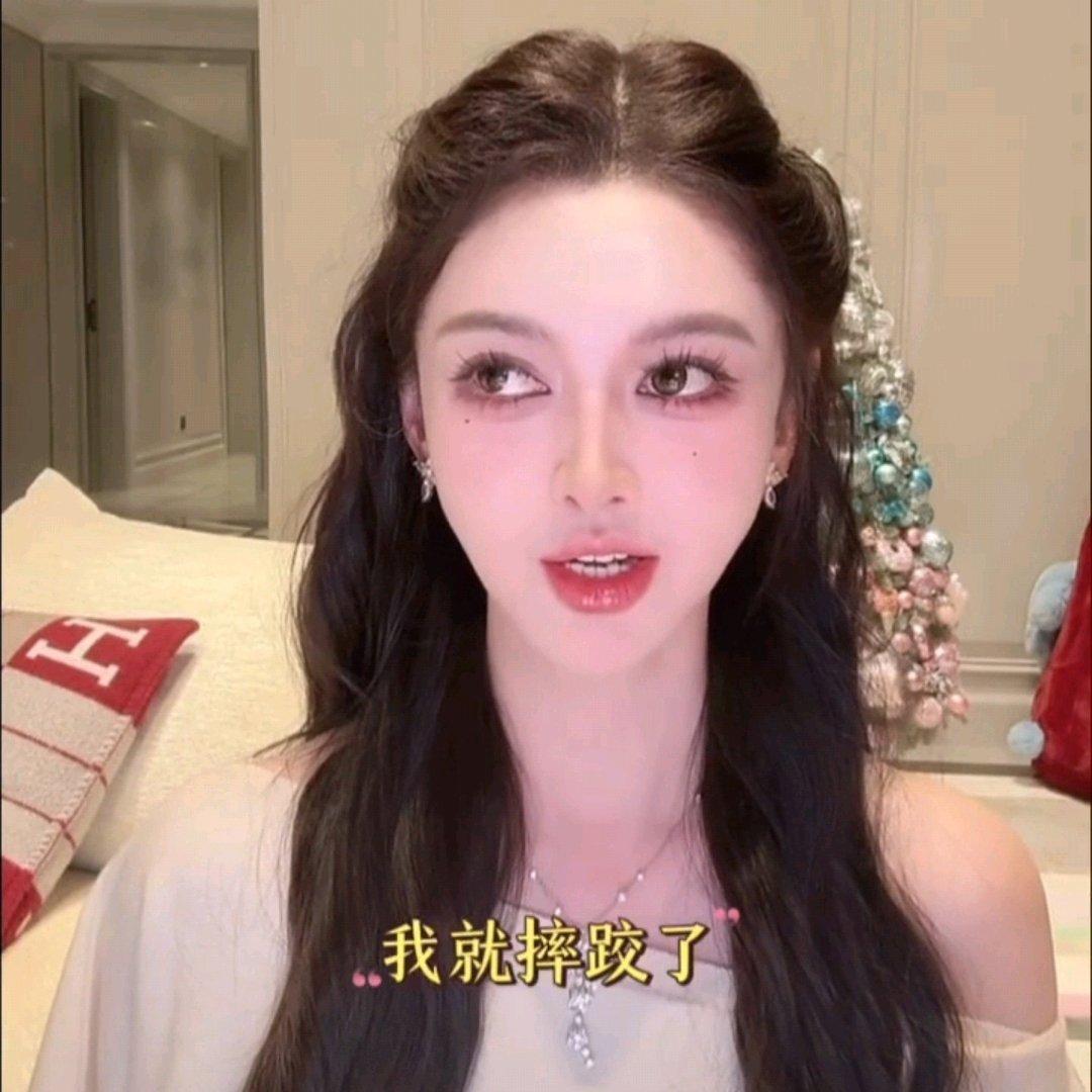 明星也逃不过居家翻车？叶珂膝盖淤青爆火，明星也逃不过居家翻车？叶珂膝盖淤青爆火，