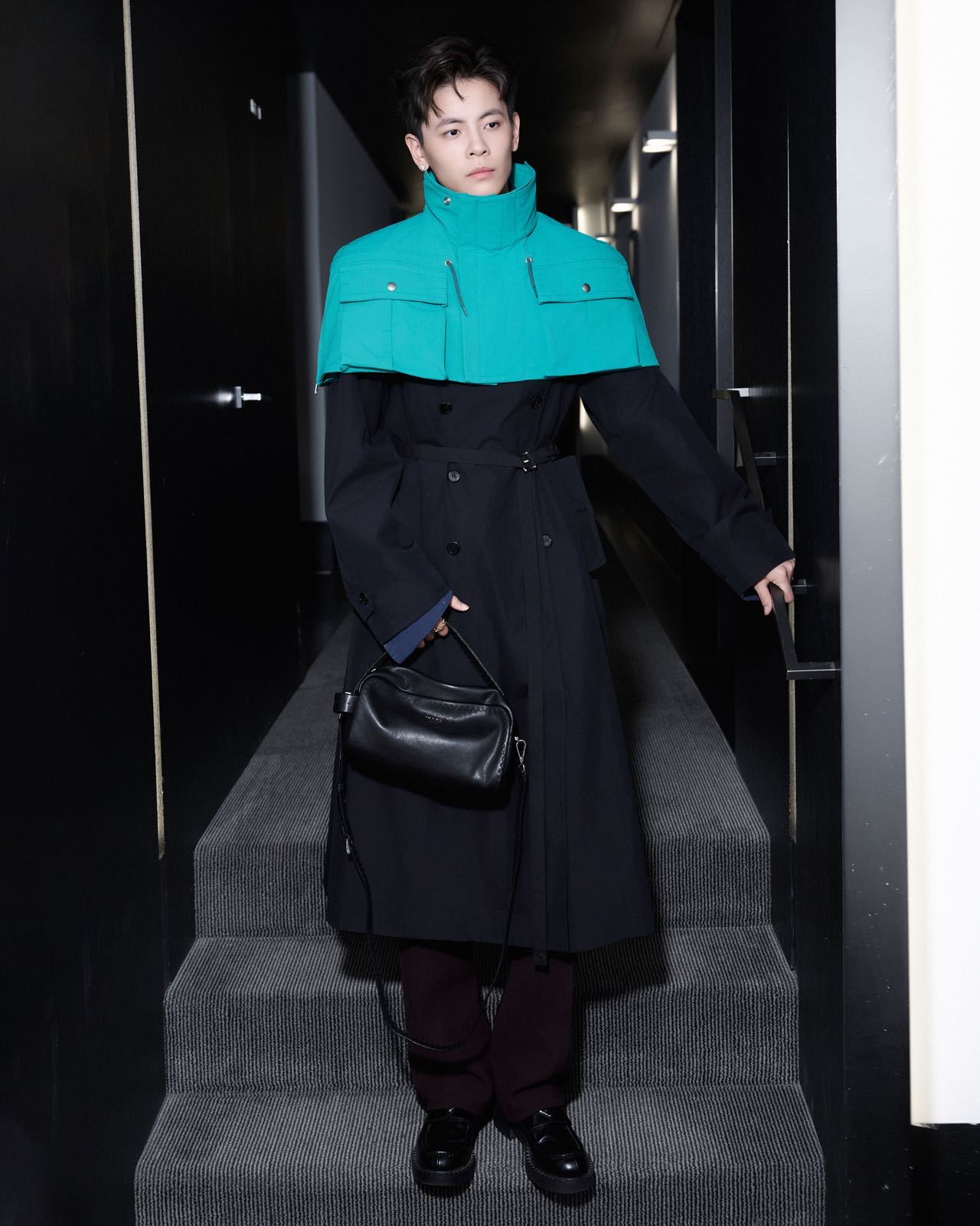米兰男装周男装周 Prada品牌大使杨舒予身着Prada 2026秋冬系列，并佩