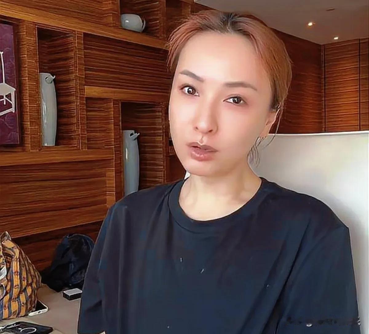 很正常吧，原相机没开美颜很真实，很喜欢她