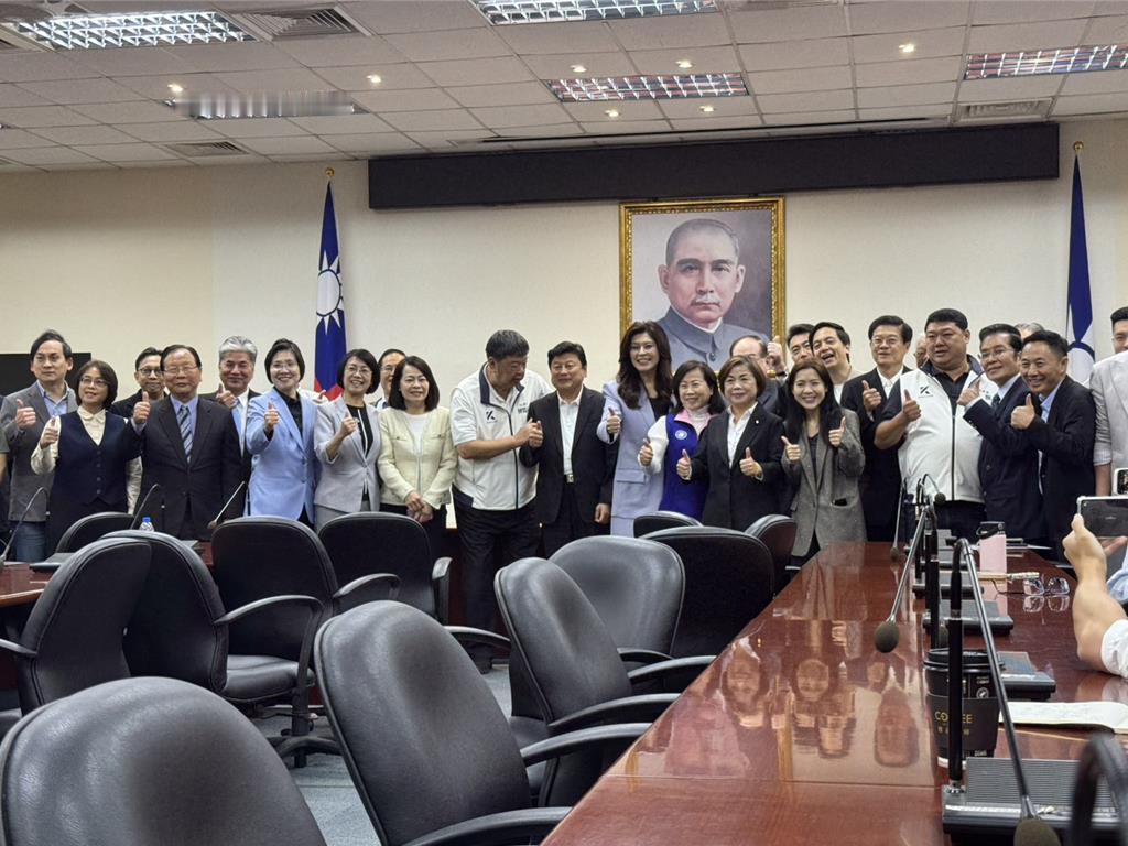 4月7日，中国国民党主席郑丽文率团抵达上海，开启为期6天的 “2026和平之旅”