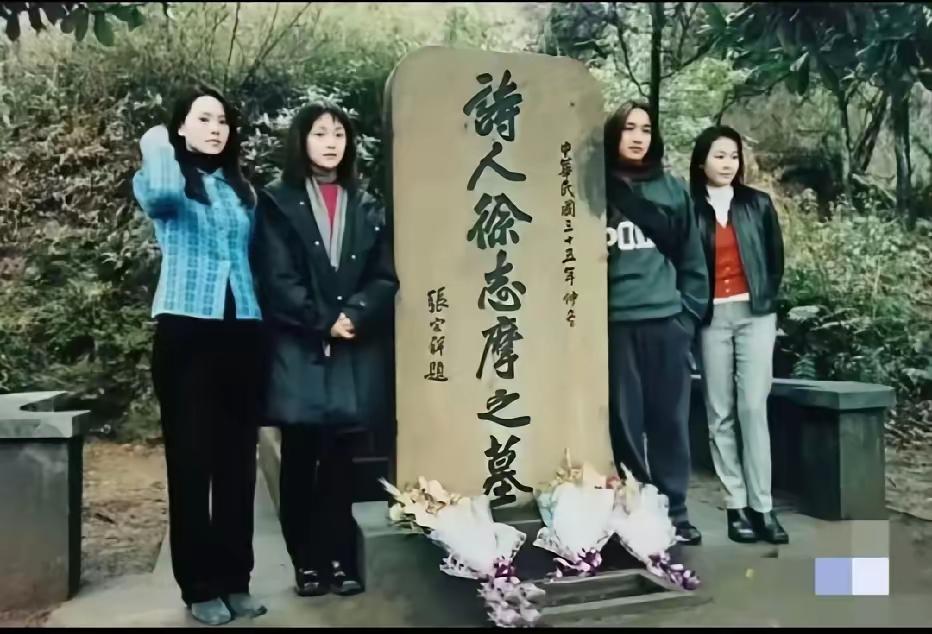 风华正茂，气质不俗，真的是人间四月天那。这大约是20年前黄磊刘若英周迅伊能静拍摄
