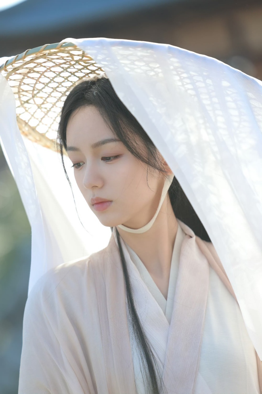 周也[超话]周也禾晏白衣造型 ​​​周也清冷美女周也真的好美！！ ​​​