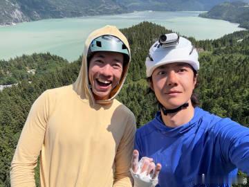 王一博探索新境幕后碎片 王一博在《探索新境》的幕后花絮中展现了他无与伦比的活力，