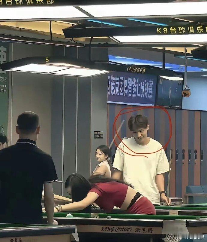 这小子似乎在钻研如何一杆清台呢？[doge] 