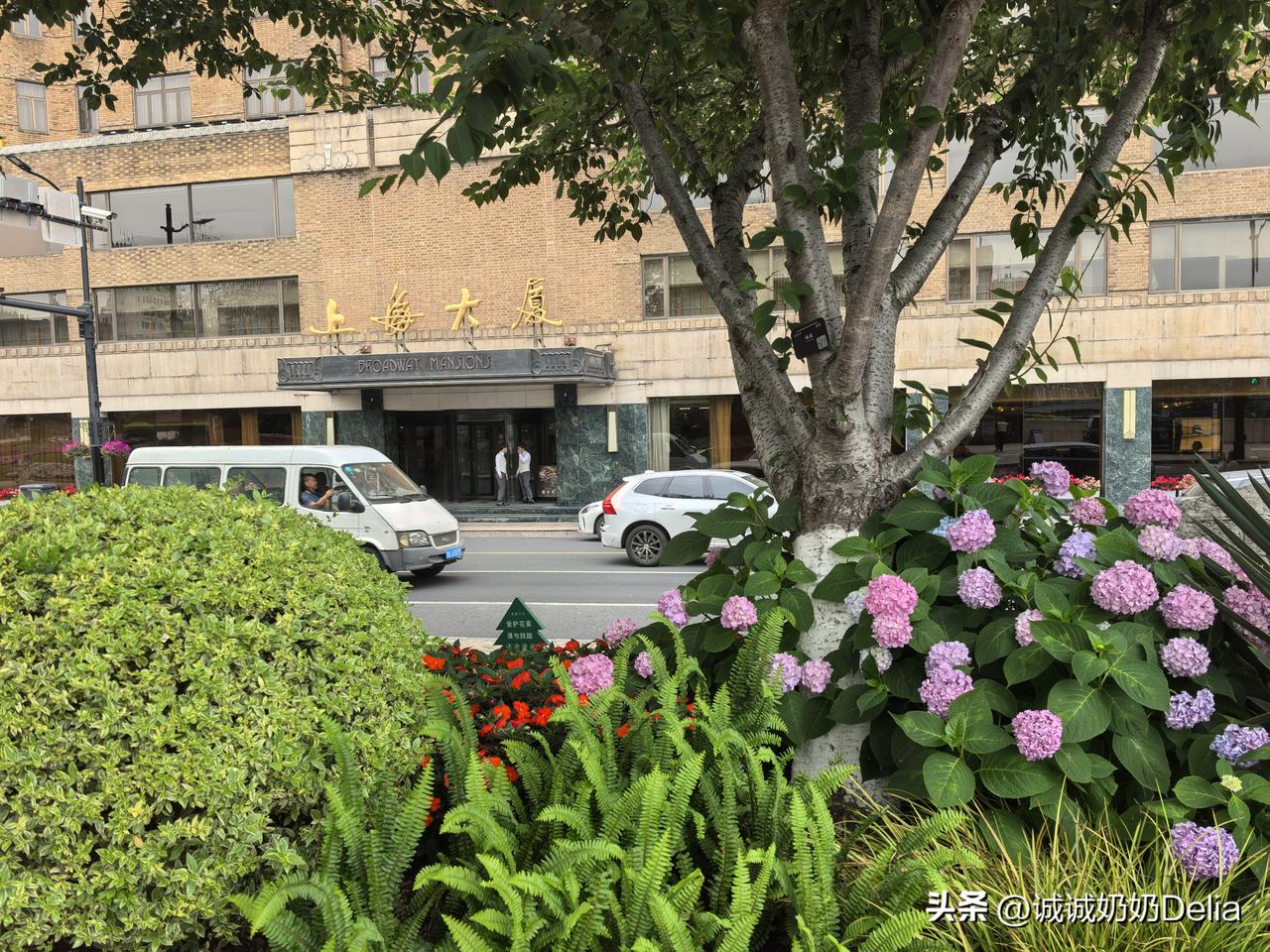 老两口慕名造访虹书舫。
今天上午我们乘公交车5站到长治路闵行路下车，步行6、7分