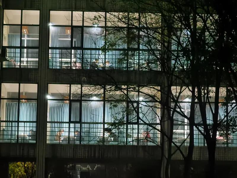 邻居小文后悔考研了。倘若她当初选择考公，如今早已实现经济独立，还能为年迈的父母减